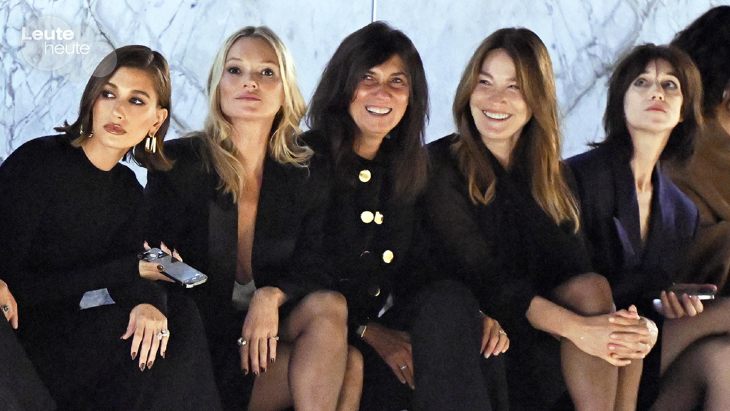 Hailey Bieber, Kate Moss, Emmanuelle Alt, Carla Bruni und Charlotte Gainsbourg besuchen die Saint Laurent Womenswear Spring/Summer 2024 Show im Rahmen der Paris Fashion Week.