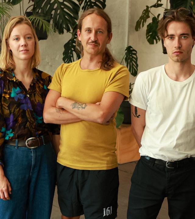 Eine Frau (Carla Reemtsma) und zwei Männer (Tino Pfaff und Simon Dressler) stehen nebeneneinander. Im Hintergrund sind Pflanzen zu sehen.