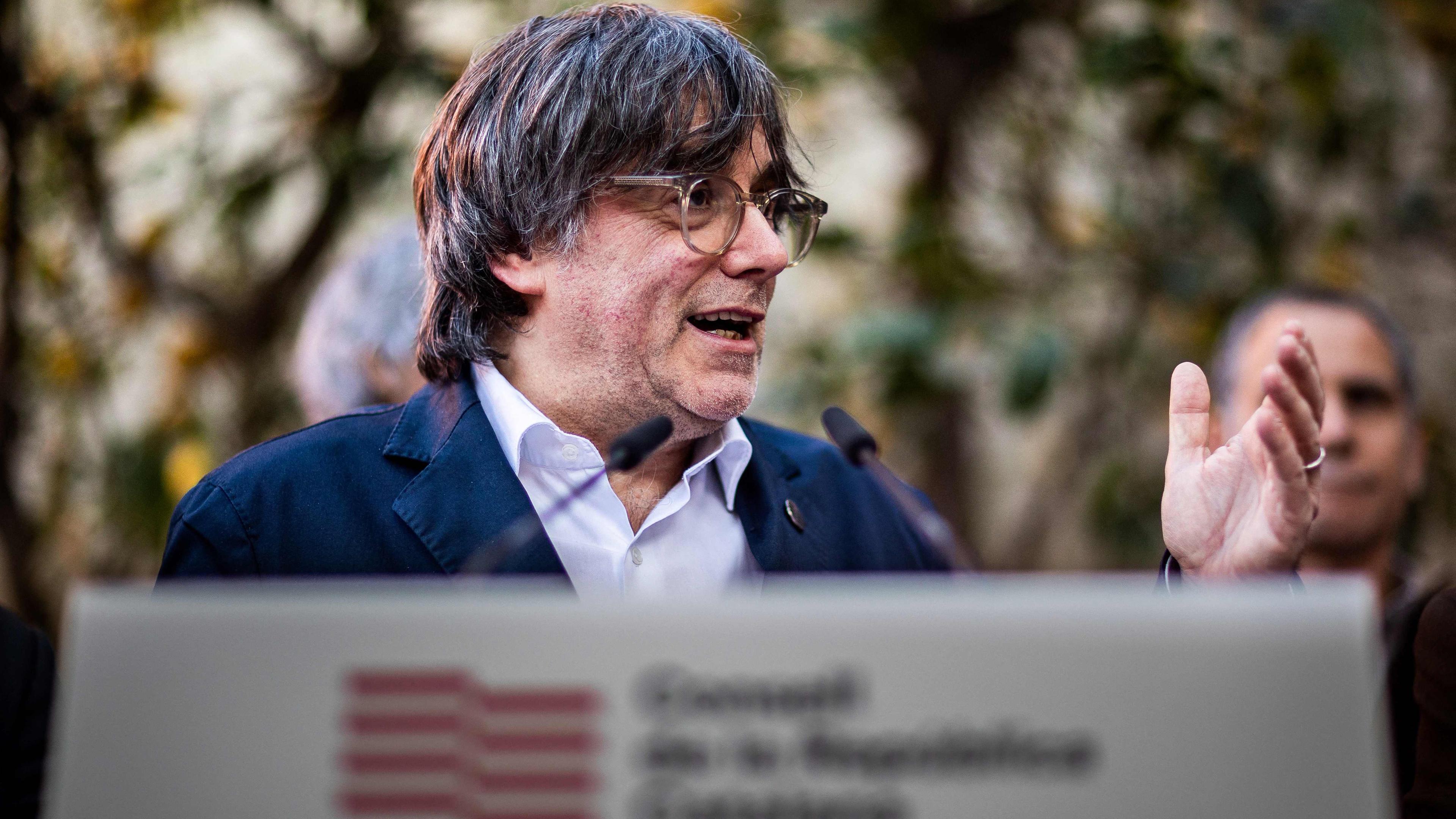 Carles Puigdemont spricht während einer Pressekonferenz zur Bekanntgabe der neuen Regierung des Rates der Republik Katalonien in Rivesaltes am 01.03.2024.