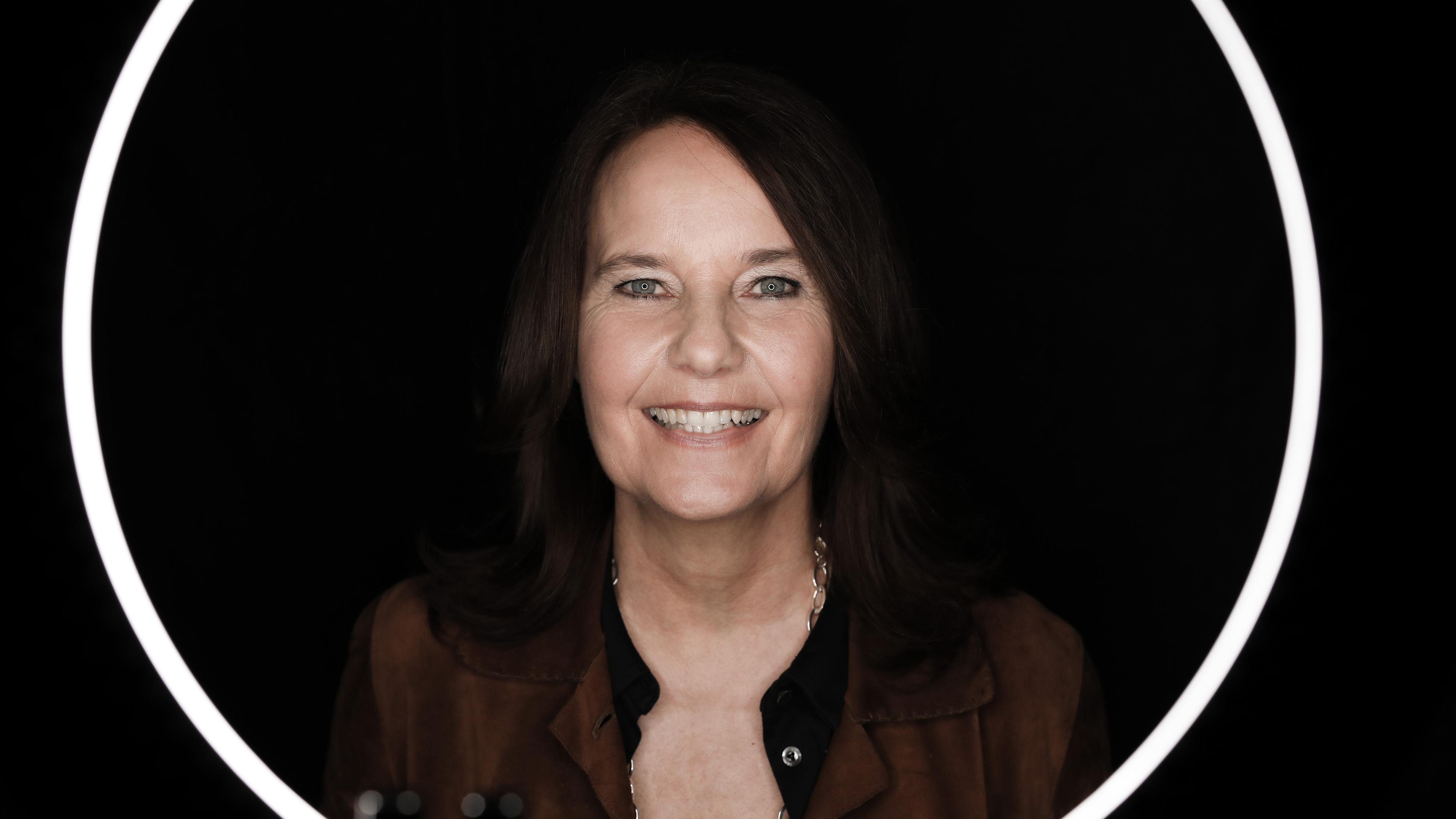 Caroline Link vor schwarzem Hintergrund