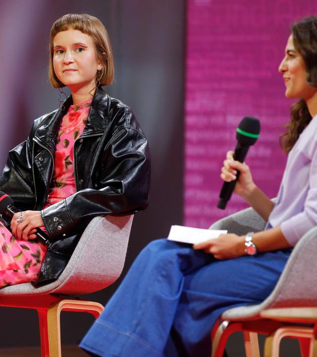 Schriftstellerin Caroline Wahl auf der Literaturbühne von ARD, ZDF und 3sat während bei der Frankfurter Buchmesse