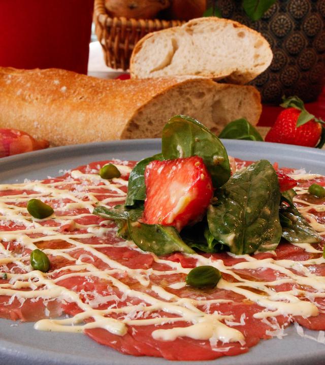 Carpaccio mit Erdbeer-Spinat-Salat
