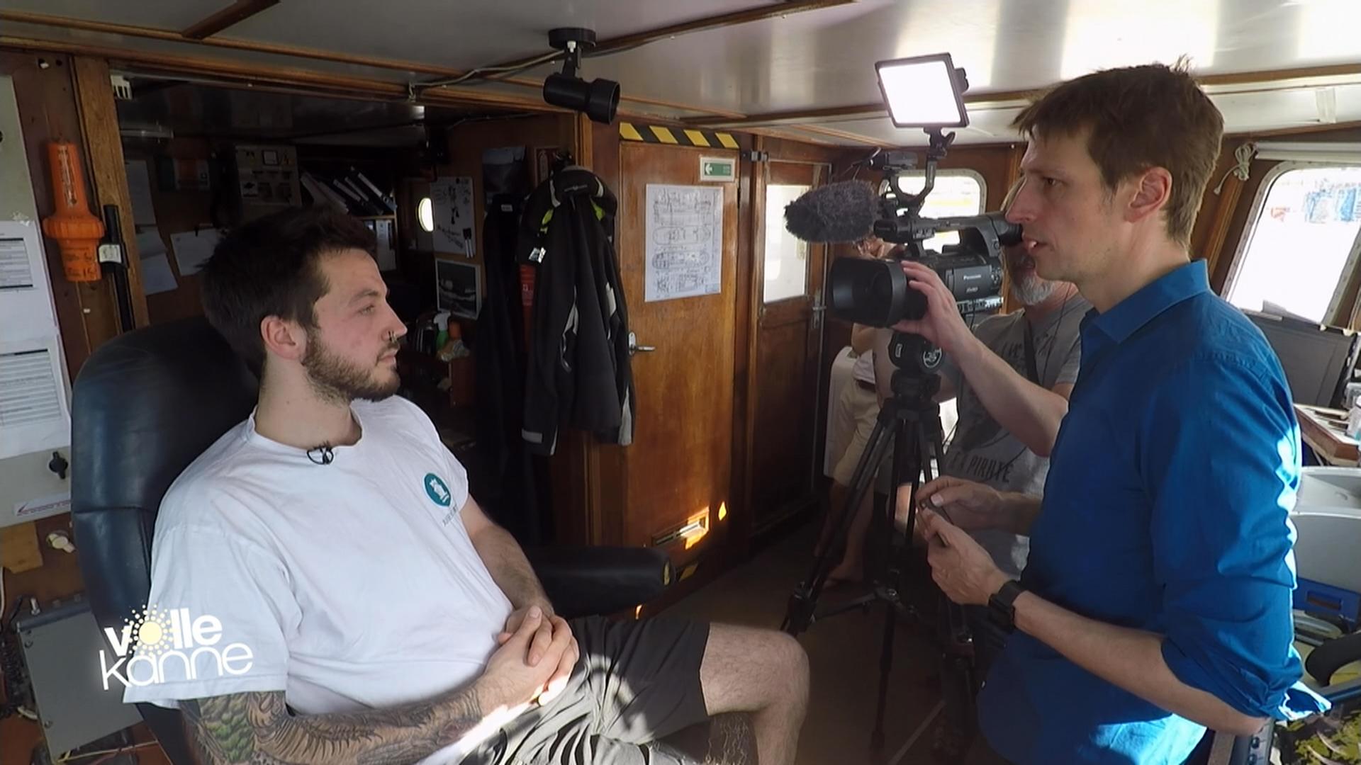 ZDF-Reporter Carsten Behrendt mit Helfer von "Jugend rettet"