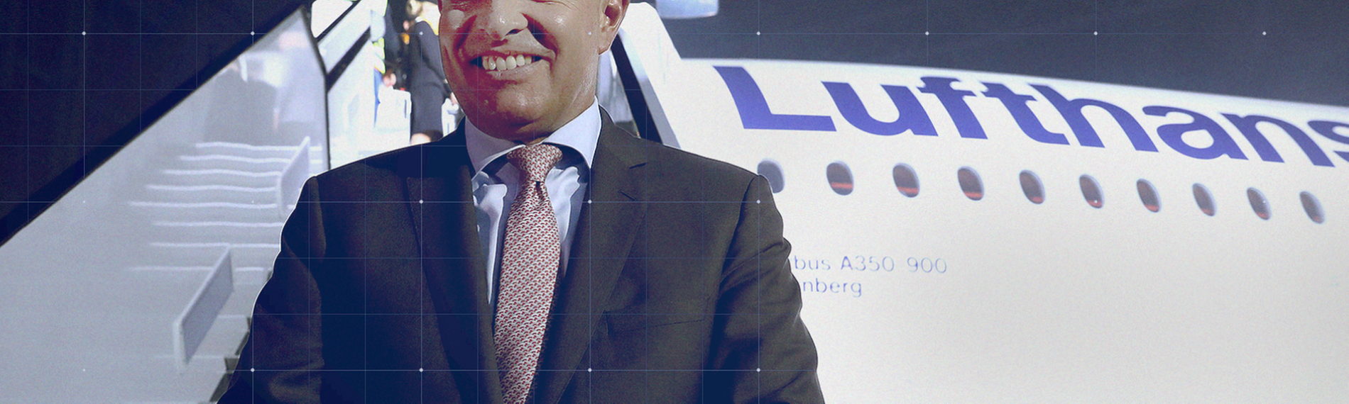 Carsten Spohr steht lächend vor der Gangway einer Lufthansa-Maschine