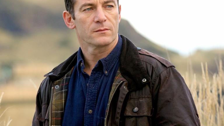 Brodie steht im Freien und schaut interessiert