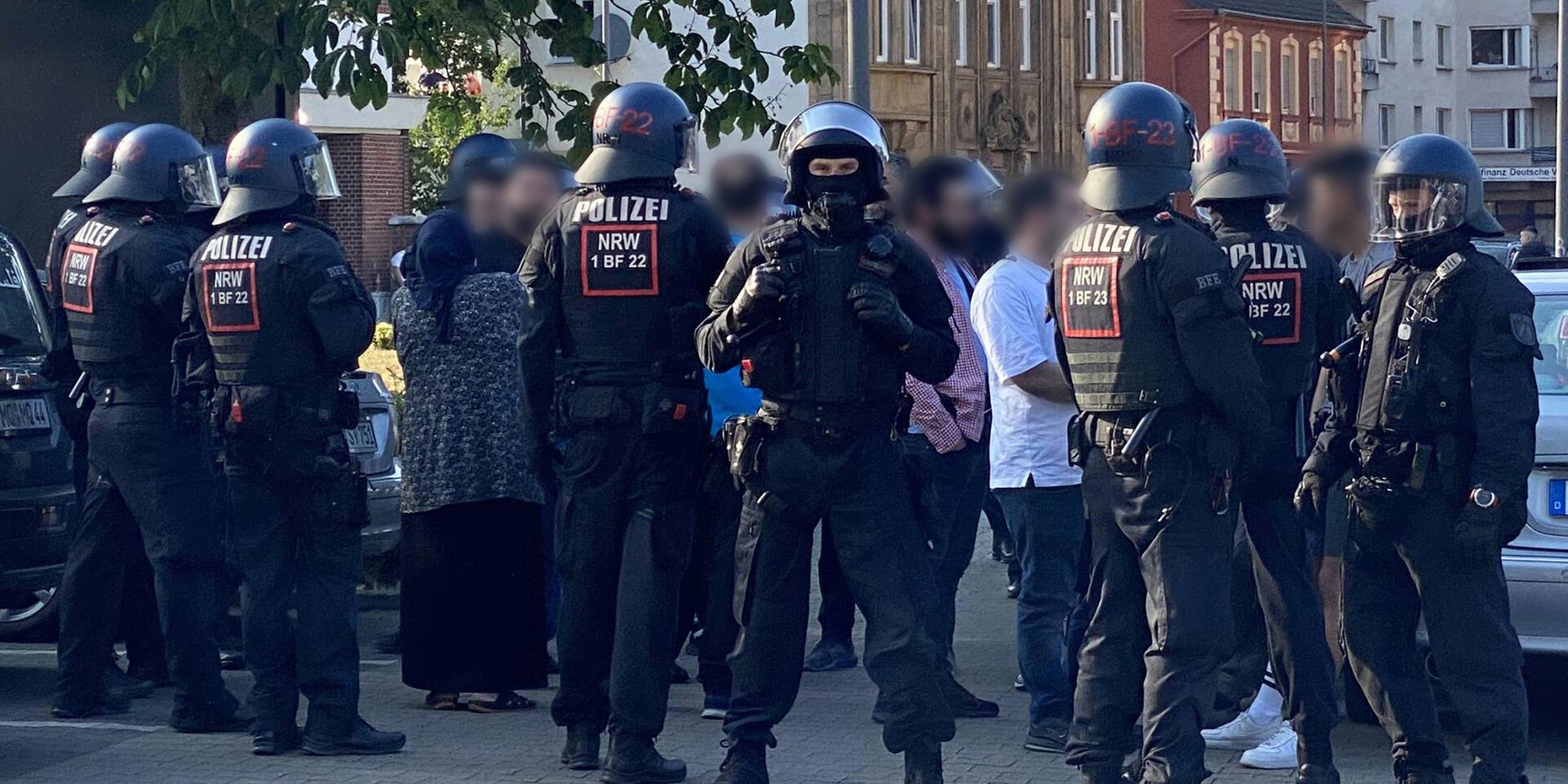 Polizisten schirmen Personen ab, die in Castrop-Rauxel bei einer Massenschlägeri dabei waren