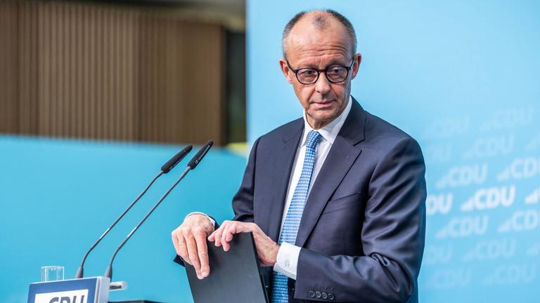 12.10.2026, Berlin: Bundeskanzler Friedrich Merz (CDU) nimmt an der Pressekonferenz nach dem CDU Bundesvorstand und der Sondersitzung des Parteipräsidiums mit Klausurtagung teil.