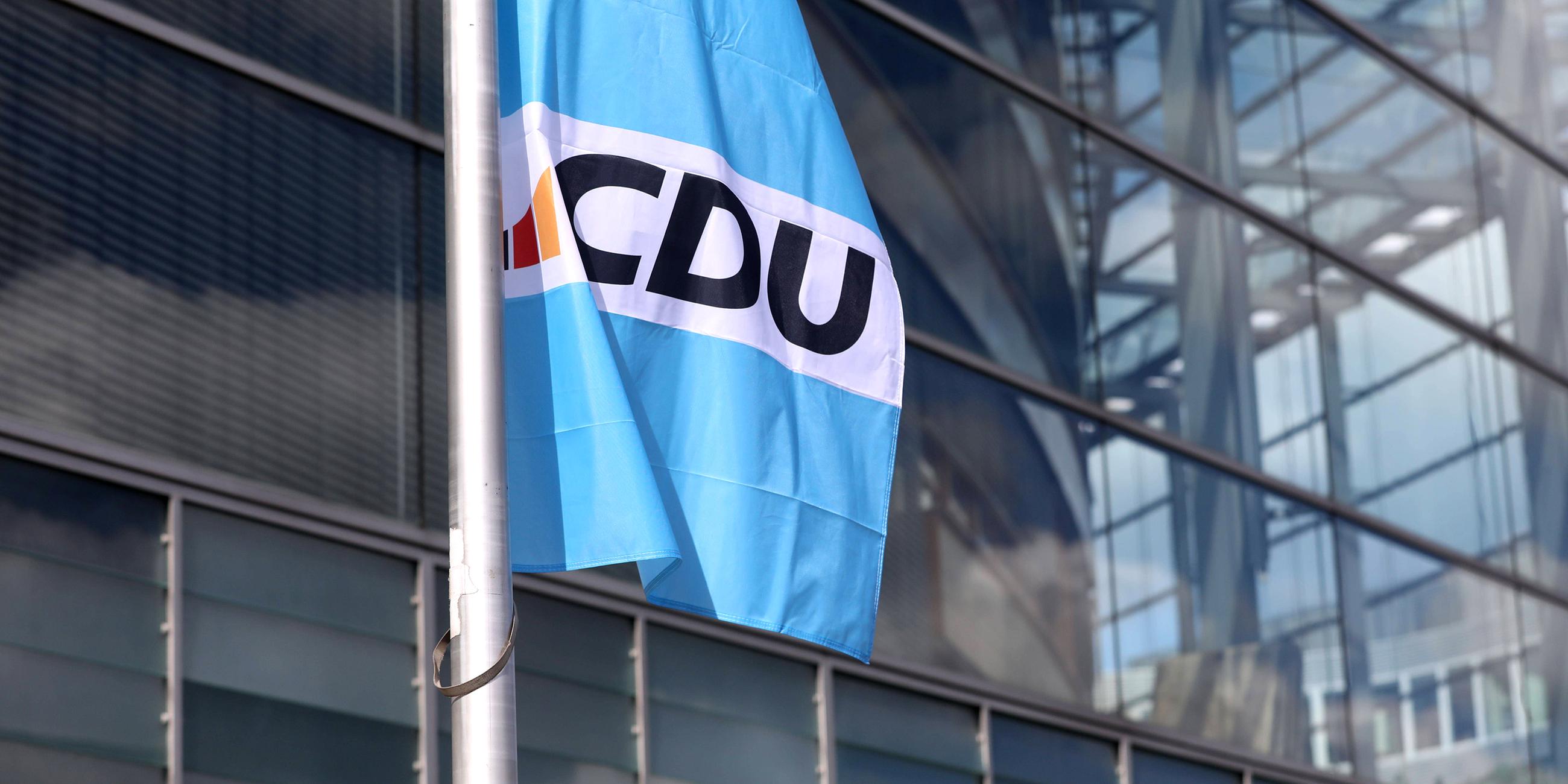 CDU-Fahnen vor dem Konrad-Adenauer-Haus
