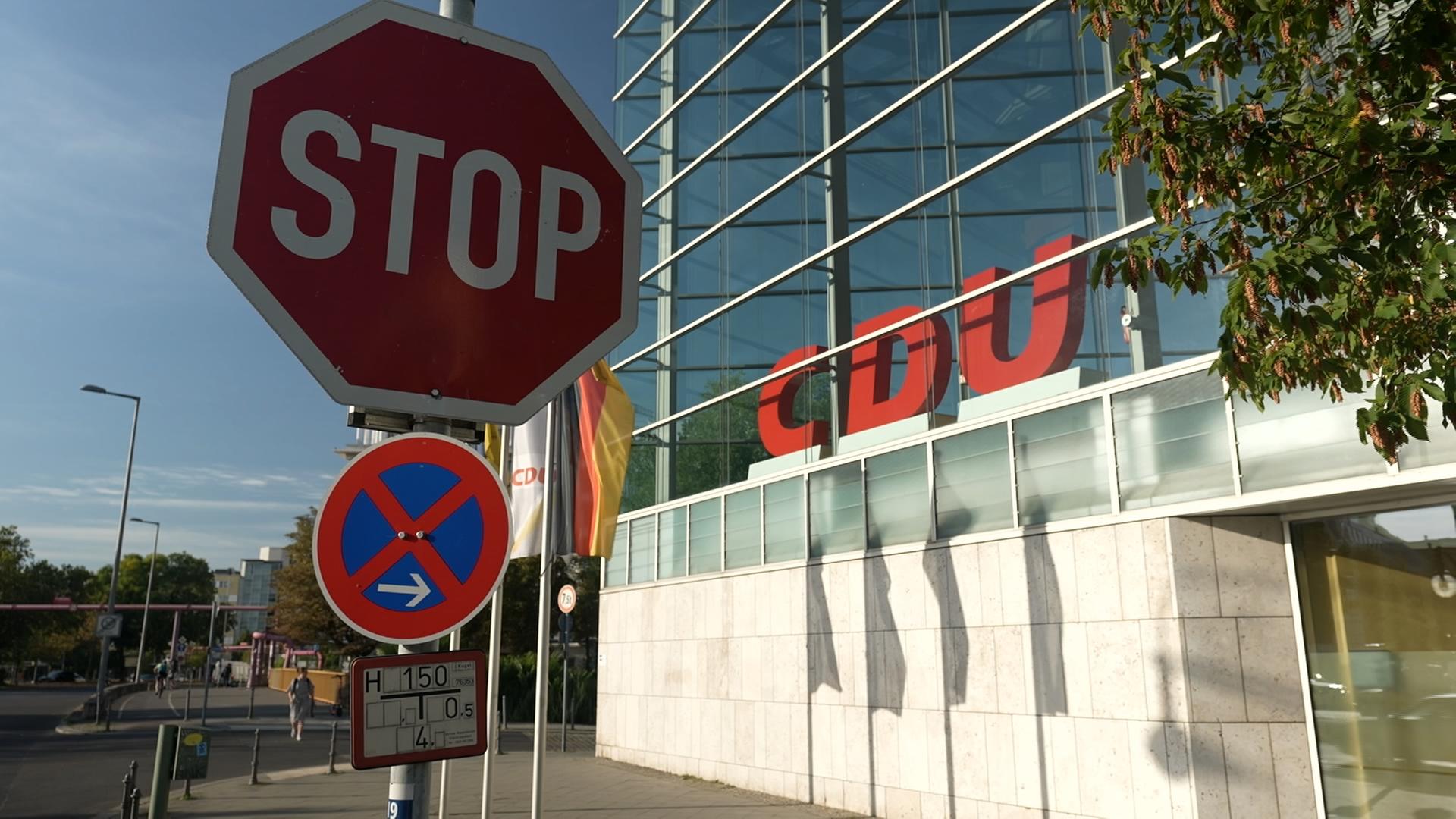 Stop-Schild vor der CDU-Parteizentrale in Berlin
