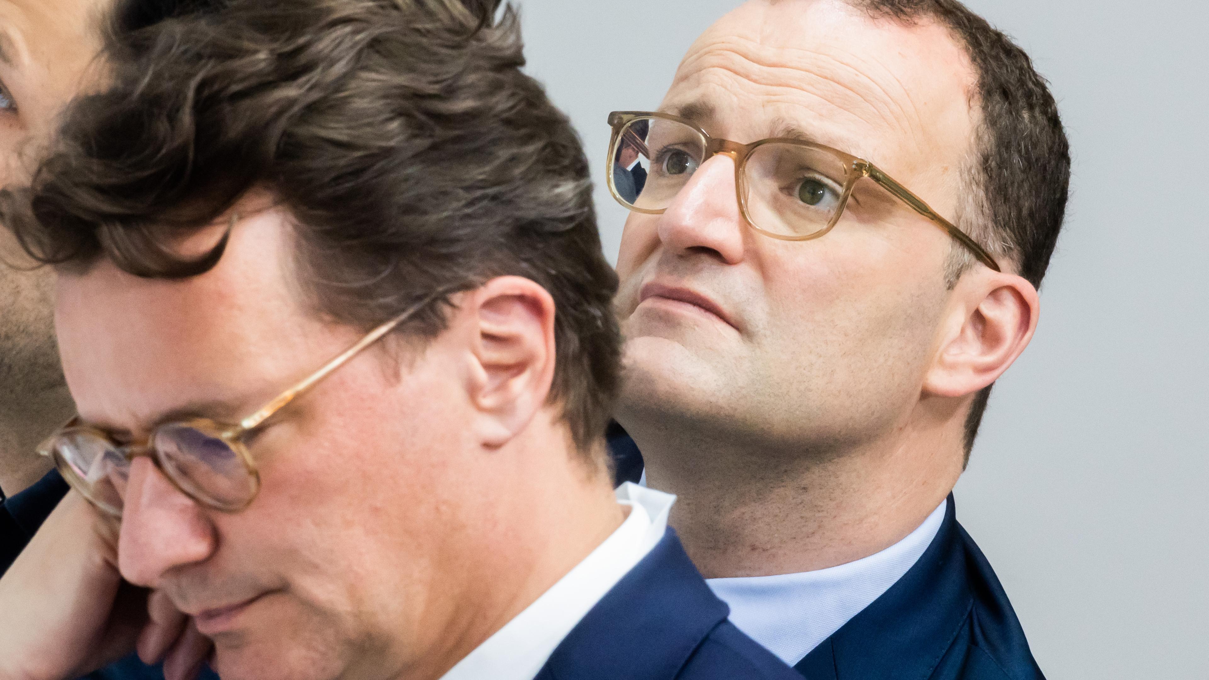 Jens Spahn (CDU, l), Mitglied des Deutschen Bundestages, und Hendrik Wüst (CDU), Ministerpräsident von Nordrhein-Westfalen, nehmen am CDU-Bundesausschuss im Konrad-Adenauer-Haus teil.