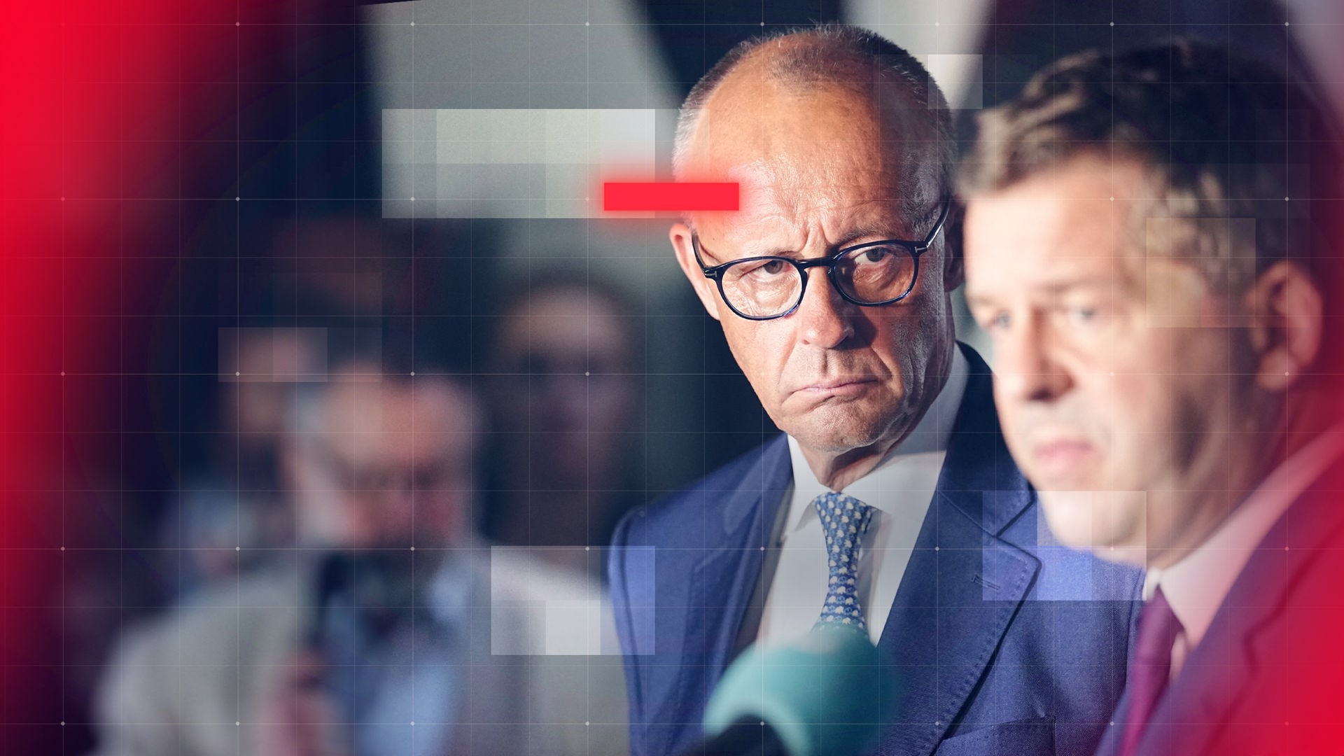 Bundeskanzler Friedrich Merz (CDU, links) und Sachsen-Anhalts Ministerpräsident Sven Schulze (CDU), zugleich Spitzenkandidat für die Landtagswahl, geben bei einer Wahlkampfveranstaltung am 31. August 2026 mit ernster Miene ein Statement ab. Das Bild ist mit halbtransparenten roten und weißen Grafikelementen sowie einem feinen Raster überlagert und erhält dadurch ein modernes, redaktionelles Erscheinungsbild.