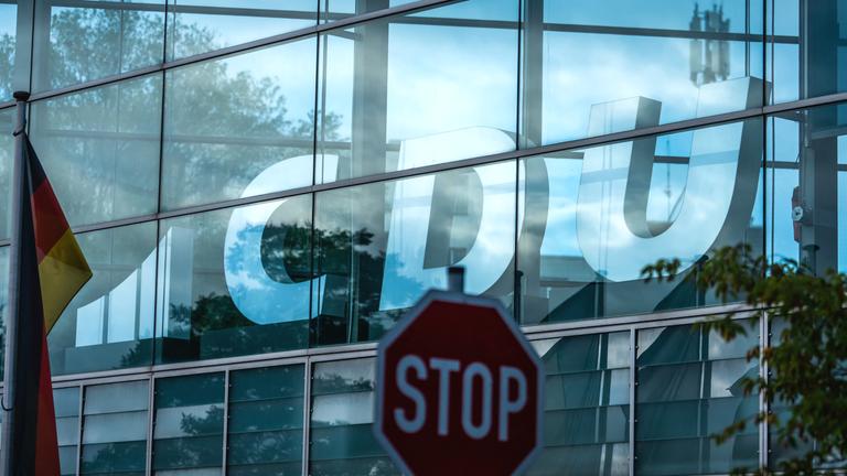 Das DasLogo der CDU steht am Konrad-Adenauer-Haus in Berlin, der Bundeszentrale der CDU.