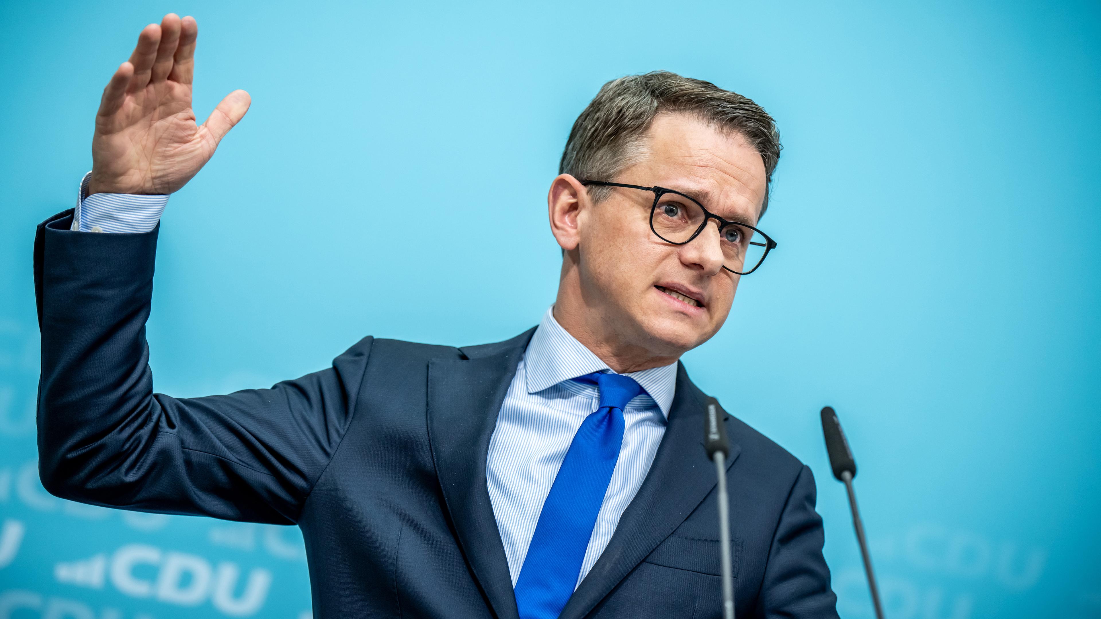 Berlin: Carsten Linnemann, CDU-Generalsekretär und Vorsitzender der Programm- und Grundsatzkommission, spricht auf einer Pressekonferenz zum Entwurf der Kommission für ein neues Grundsatzprogramm der CDU.