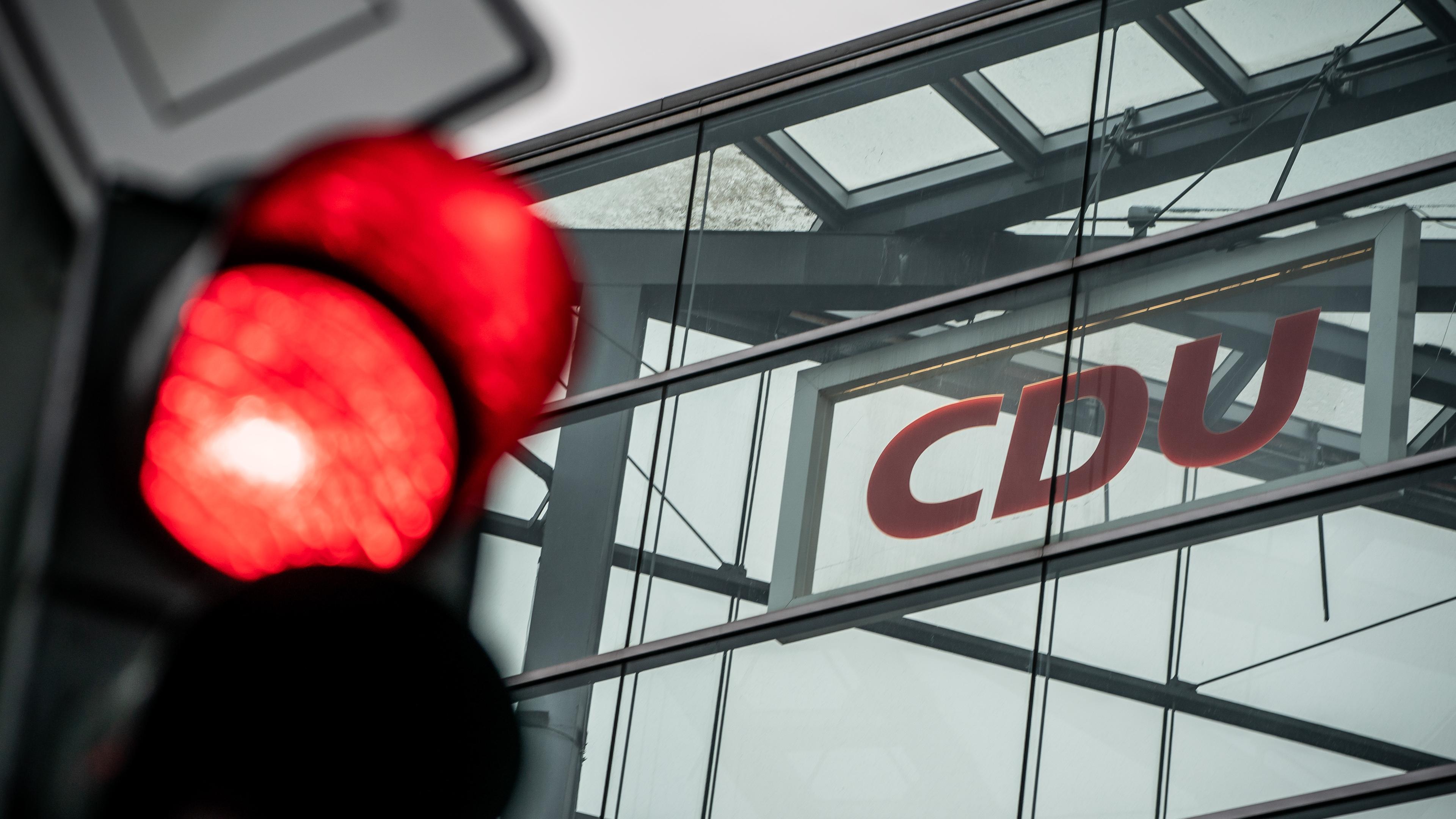 Rote Ampel vor CDU-Logo