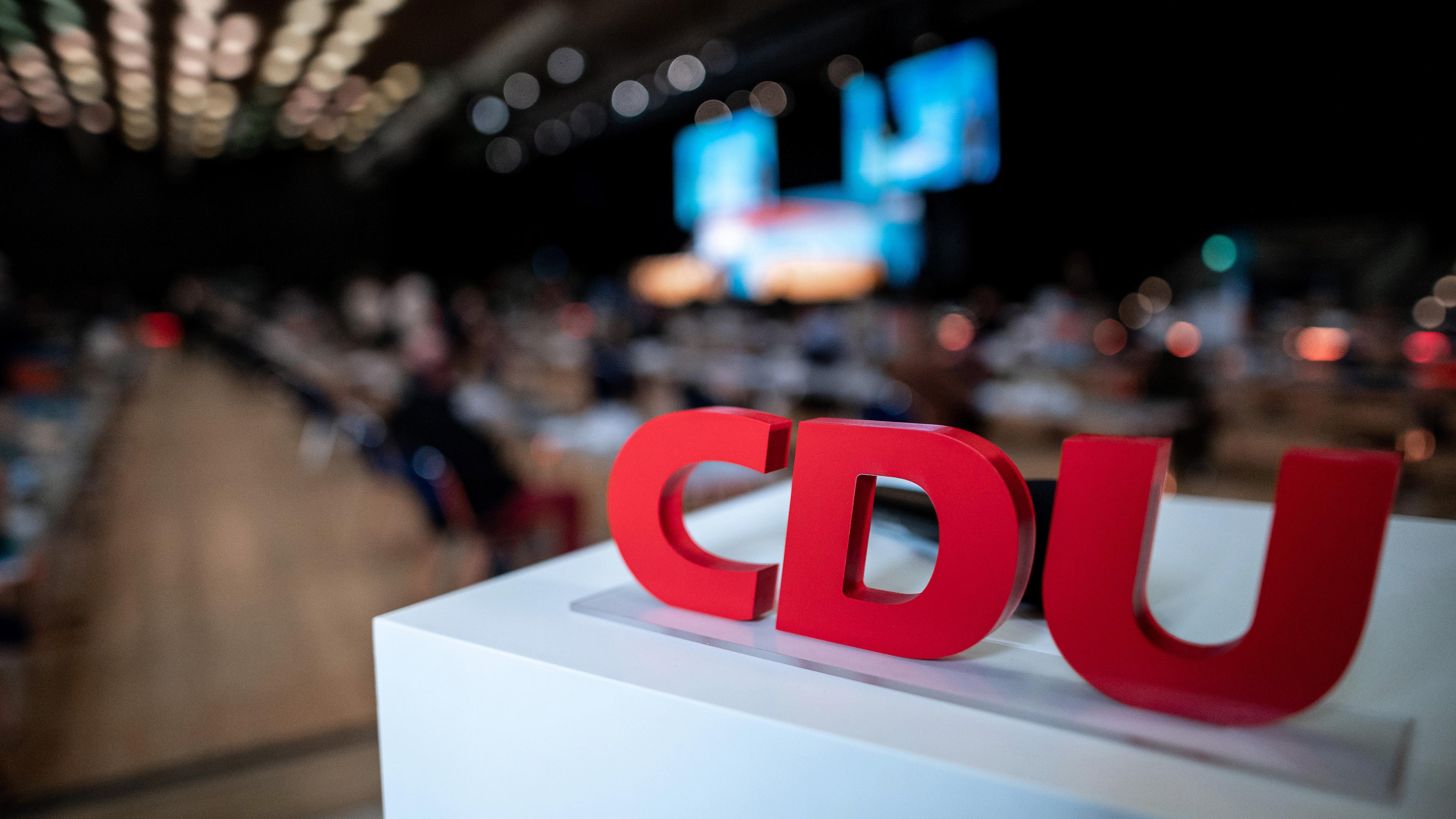 Das Logo der CDU steht auf einem kleinen Podest im Saal, aufgenommen am 19.02.2022 in Essen