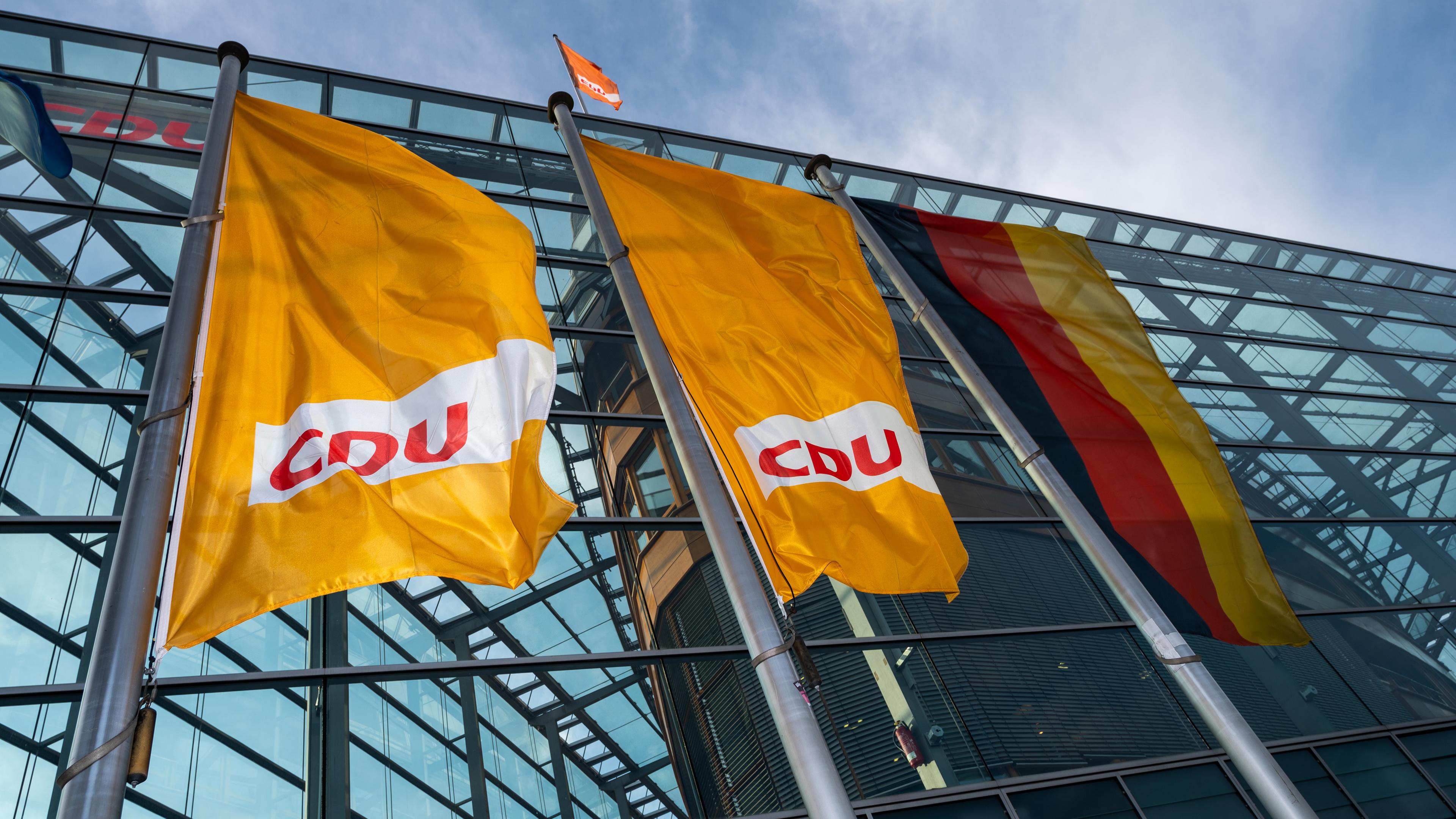 Flaggen vor der CDU-Parteizentrale in Berlin