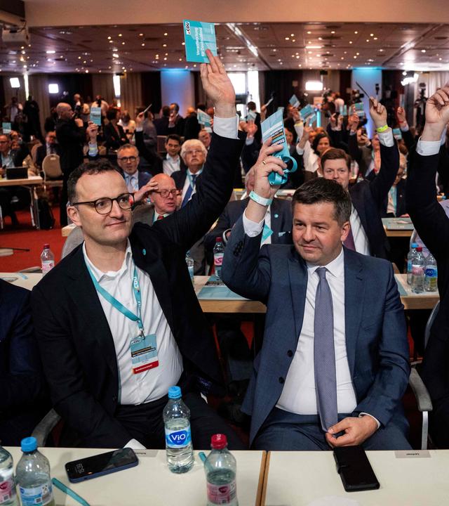 Mitglieder der CDU stimmen während der Bundesvorstandssitzung der CDU per Handzeichen für den mit der SPD ausgehandelten Koalitionsvertrag.