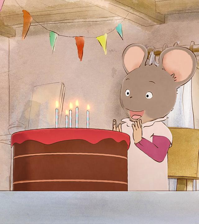 Celestine sitzt auf einem Stuhl an ihrem Geburtstagstisch und freut sich über den Kuchen, der vor ihr steht. Auf dem Schokoladenkuchen brennen fünf Kerzen. Im Hintergrund sind Luftballons und eine Girlande zu sehen.