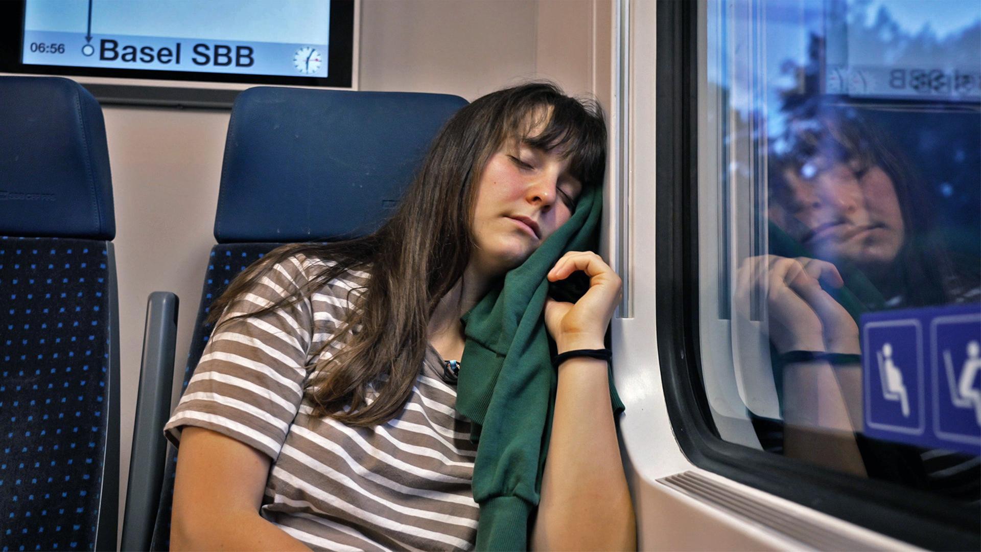 Celia Graf schläft im Zug ein.  