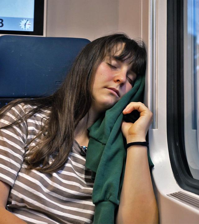 Celia Graf schläft im Zug ein.  
