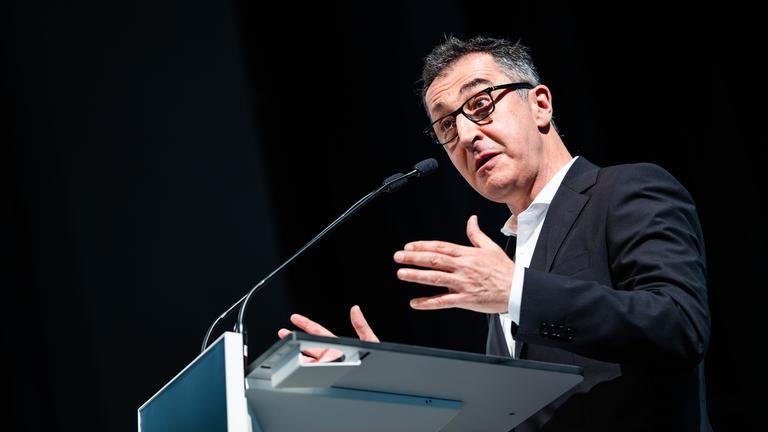 Der designierte Ministerpräsident von Baden-Württemberg, Cem Özdemir (Bündis 90/Die Grünen), spricht bei der außerordentlichen Landesdelegiertenkonferenz der Grünen zu Parteimitgliedern.