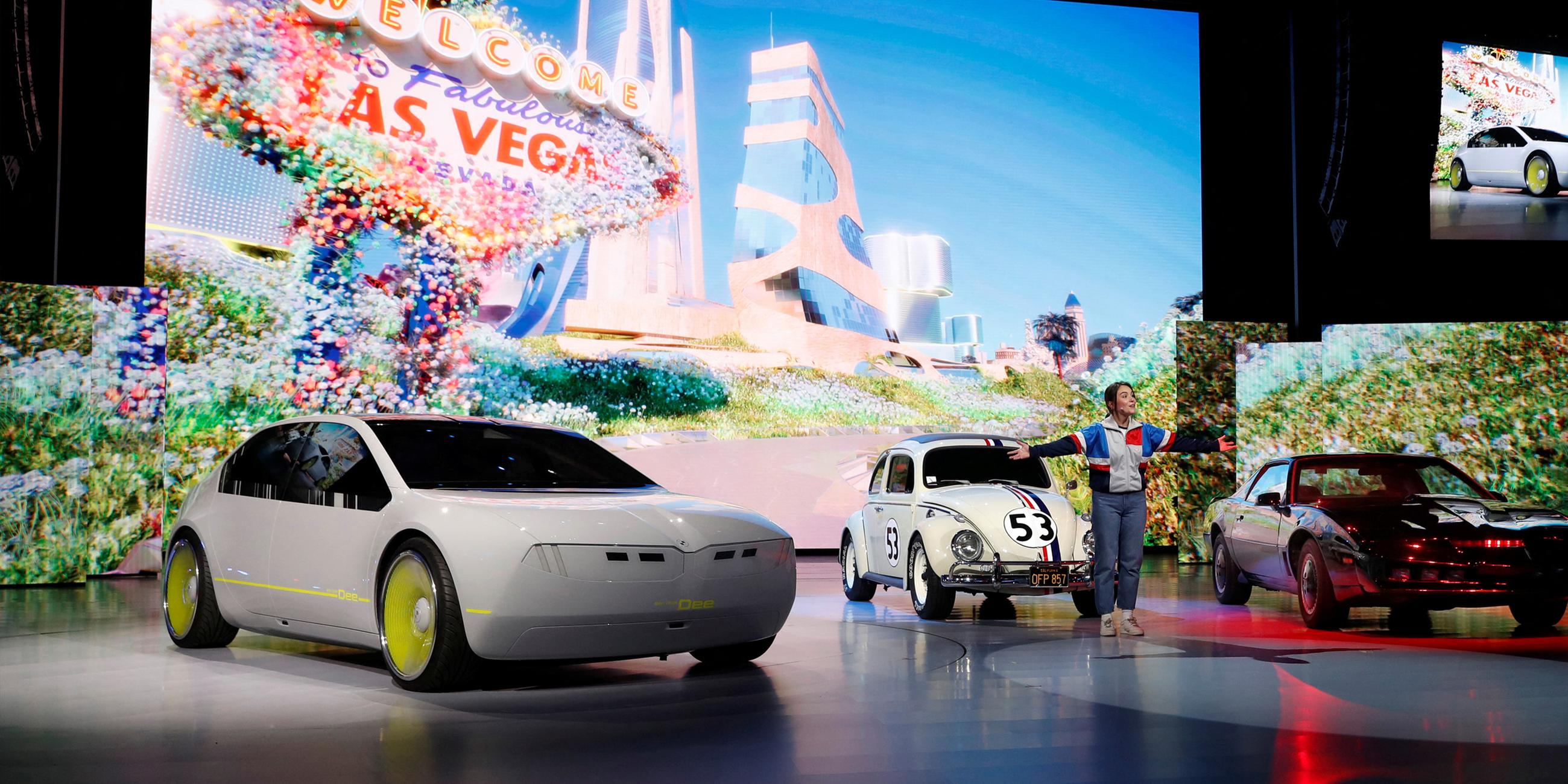 Das Konzeptfahrzeug BMW i Vision Dee (Digital Emotional Experience) teilt sich die Bühne mit Autos, die Herbie the Love Bug und KITT aus der Fernsehsendung Knight Rider während einer BMW Keynote auf der CES 2023, einer jährlichen Fachmesse für Unterhaltungselektronik, in Las Vegas repräsentieren