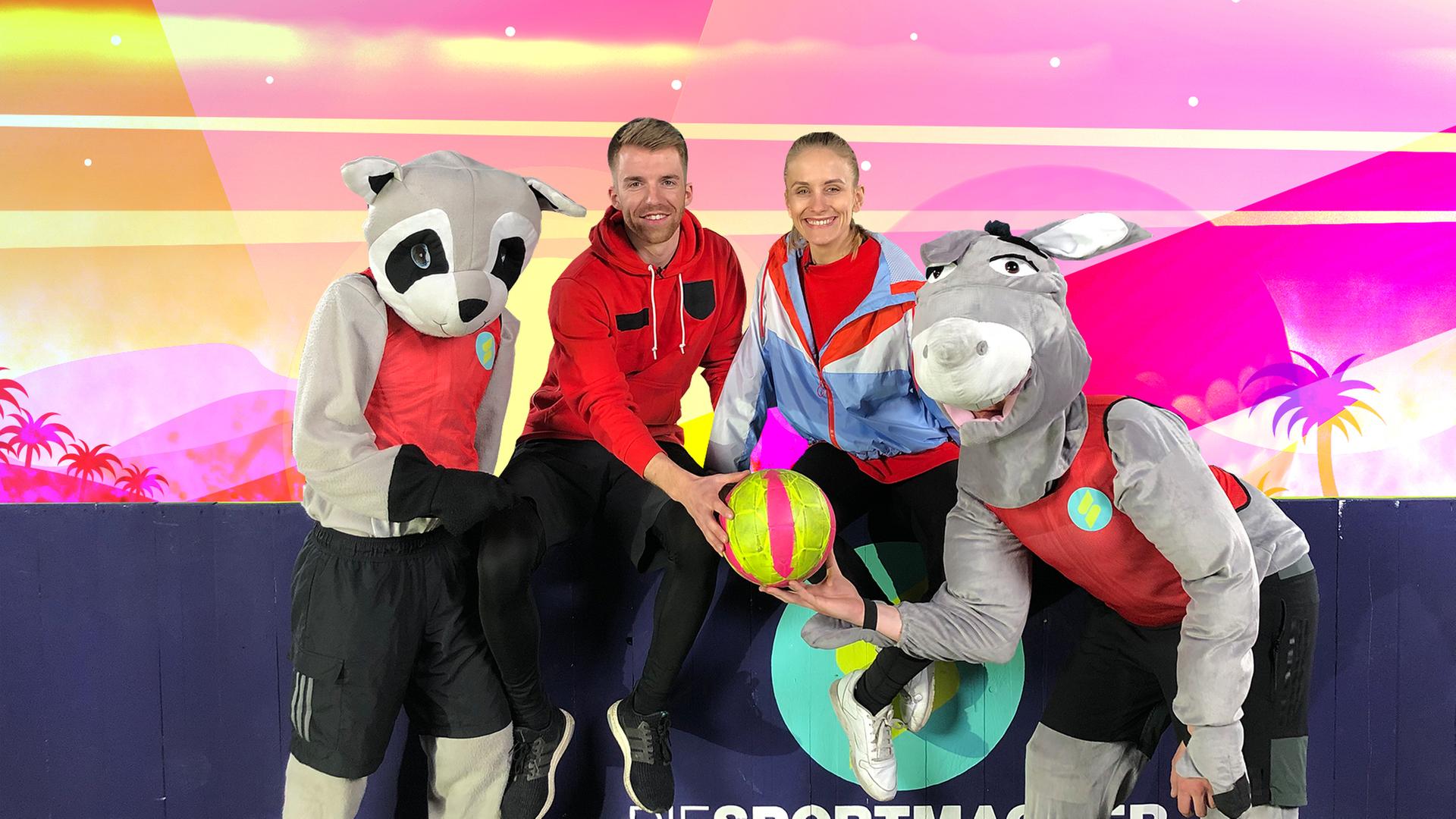 Die Sportmacher Stefan und Susanne neben den Gegenern der heutigen Challenge im Soccer Pong Ronk und Tonk.