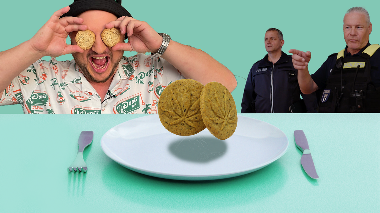 Sebastian Lege lacht mit zwei Hanf Keksen an den Augen.
