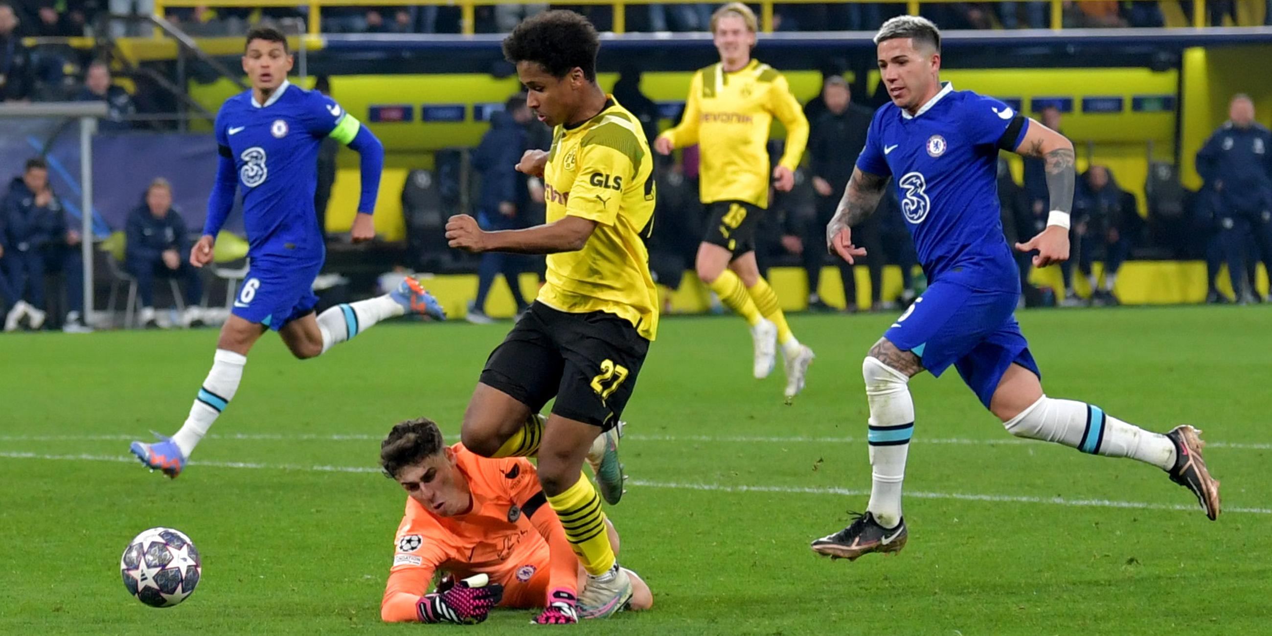 Dortmunds Karim Adeyemi (M) geht an Chelseas Torwart Kepa Arrizabalaga vorbei und trifft zum 1:0.