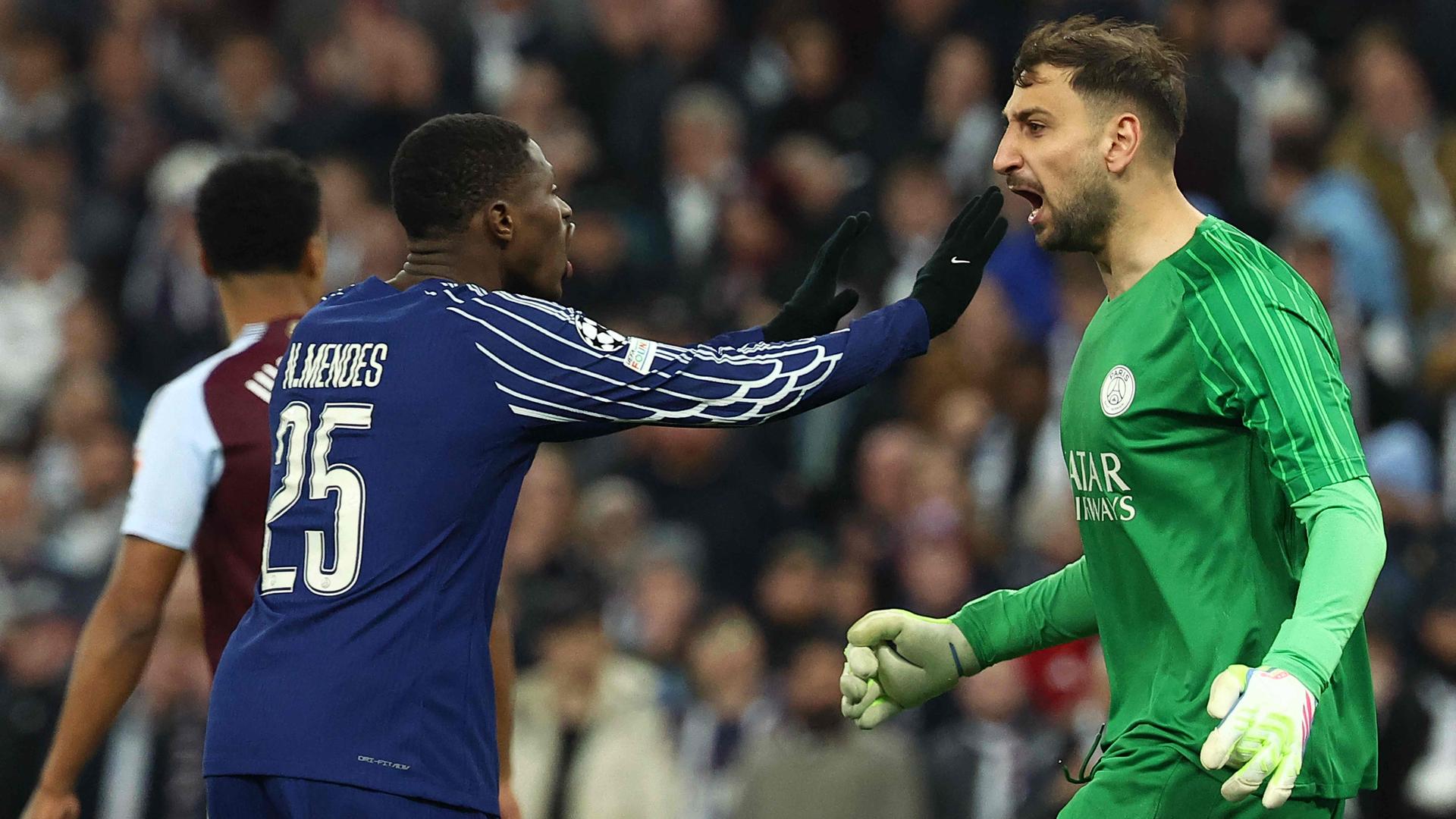 Champions League, Aston Villa gegen Paris Saint-Germain: Verteidiger Nuno Mendes feiert mit Keeper Donnarumma, der seine Freude rausschreit, den Sieg.