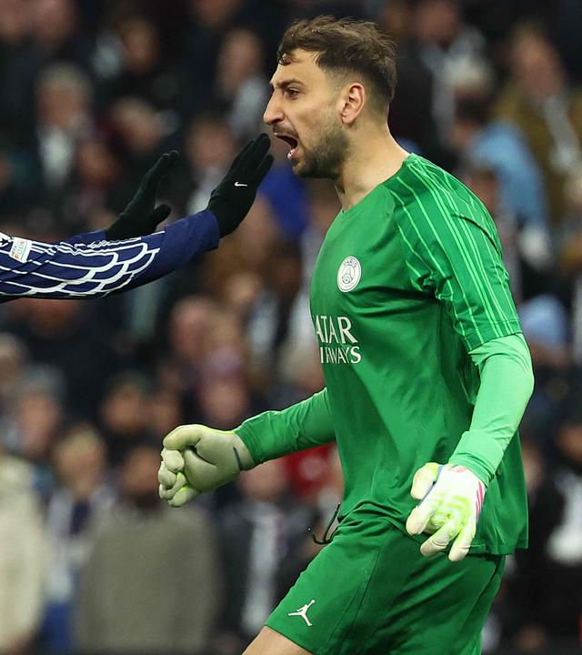 Champions League, Aston Villa gegen Paris Saint-Germain: Verteidiger Nuno Mendes feiert mit Keeper Donnarumma, der seine Freude rausschreit, den Sieg.