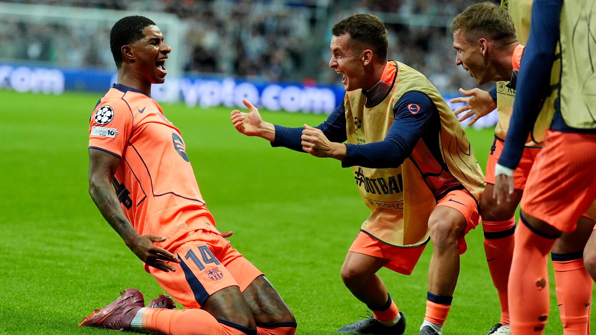 Barcelonas Raphinha jubelt mit seiner Mannschaft.