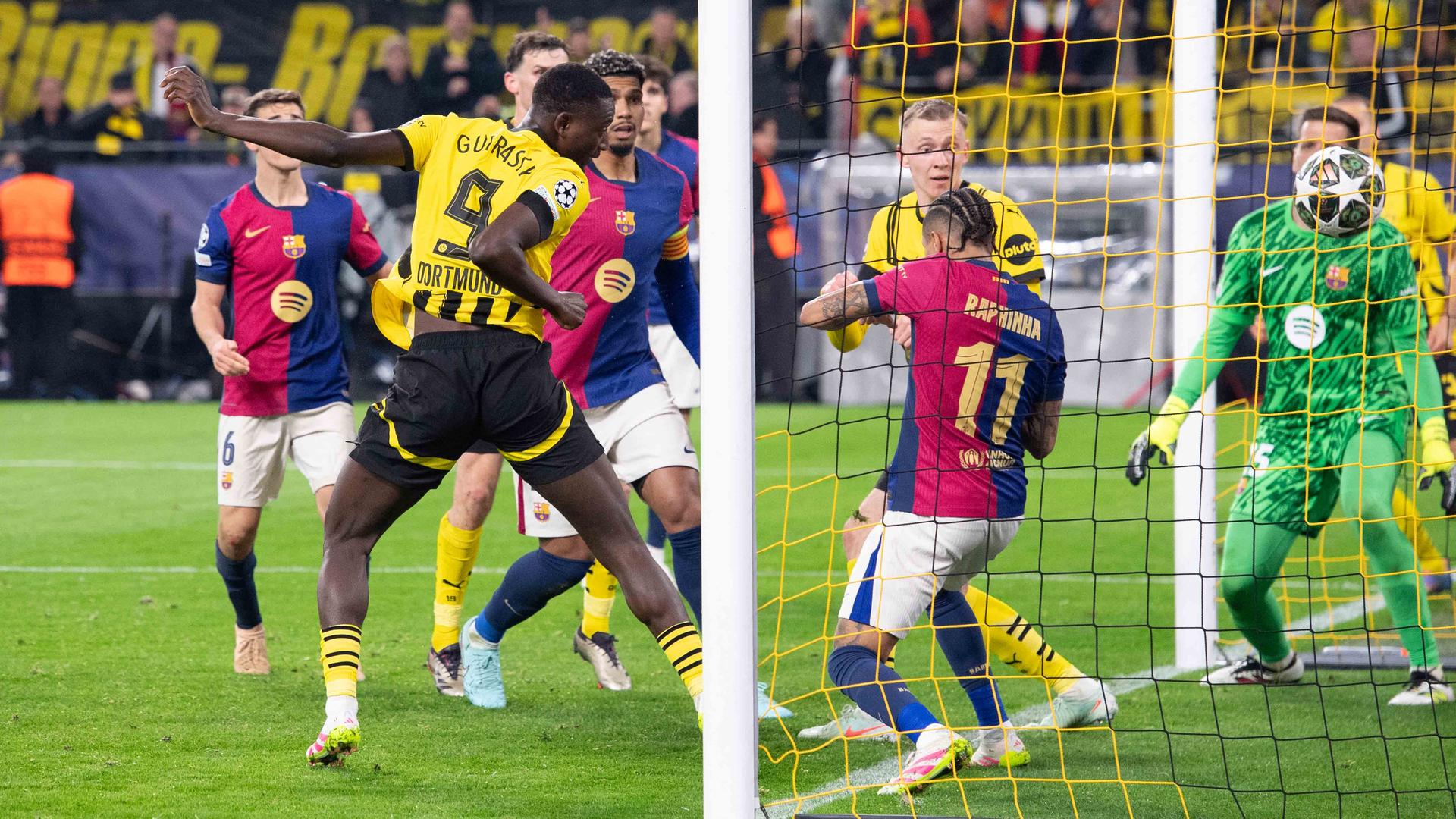 Champions League, BVB gegen Barcelona: Aus dem Kuddelmuddel im Strafraum heraus, köpft Serhou Guirassy zum 2:0 ein.