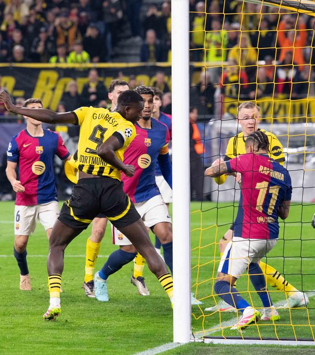 Champions League, BVB gegen Barcelona: Aus dem Kuddelmuddel im Strafraum heraus, köpft Serhou Guirassy zum 2:0 ein.