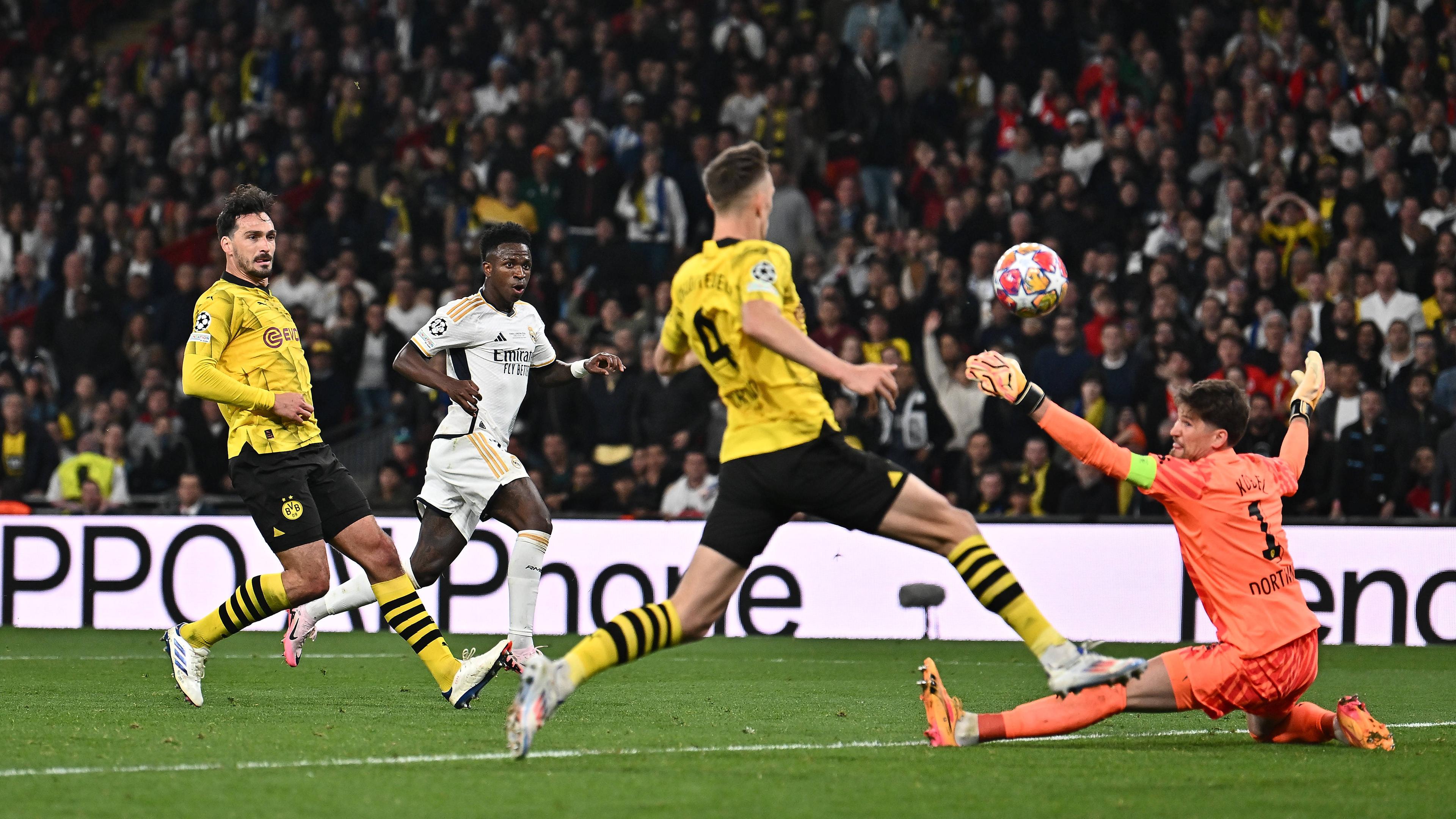 Vinicius Junior (Real Madrid) schießt das Tor zum 2:0 gegen Borussia Dortmund.