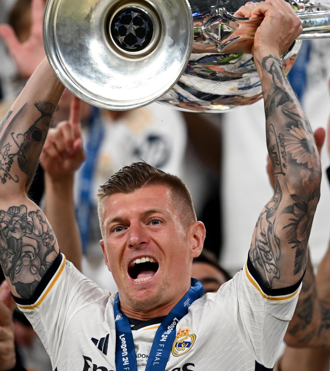 Madrids Toni Kroos jubelt mit dem Champions-League-Pokal.