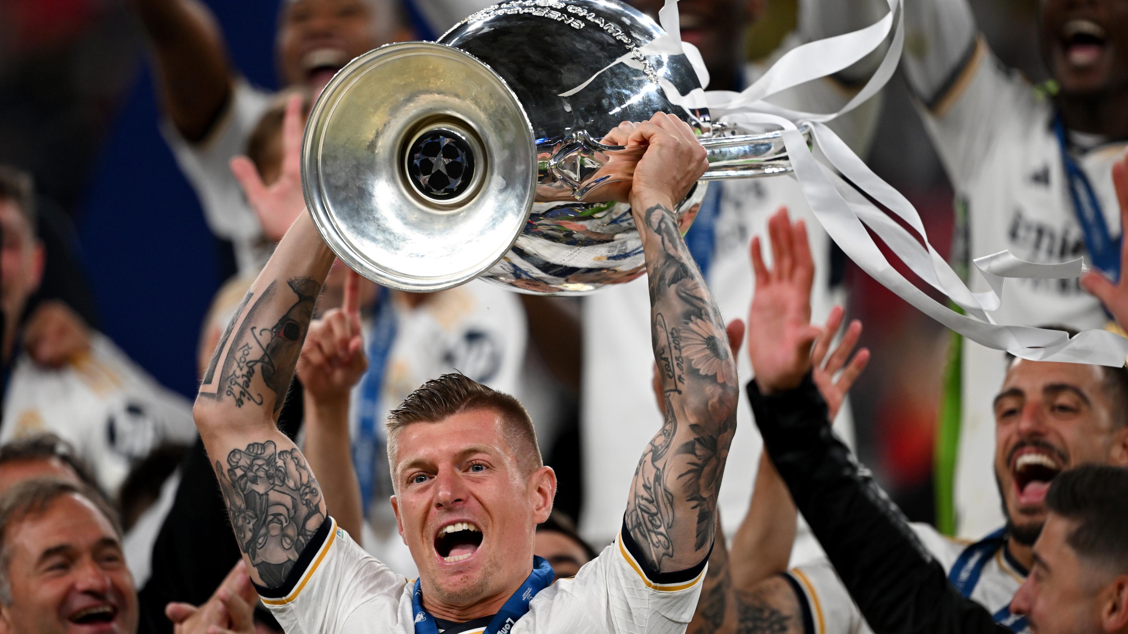 Madrids Toni Kroos jubelt mit dem Champions-League-Pokal.