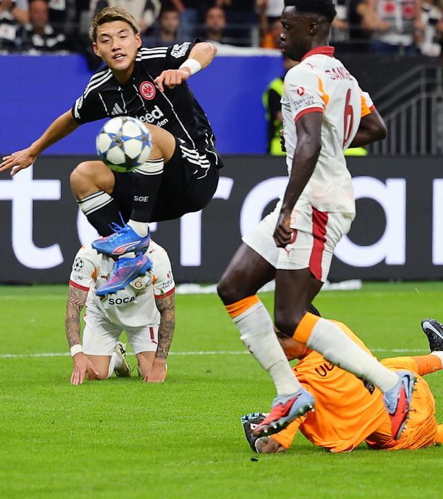 Frankfurts Ritsu Dōan springt über Torwart Uğurcan Çakır (Galatasaray) hinweg und erzielt das 1:1