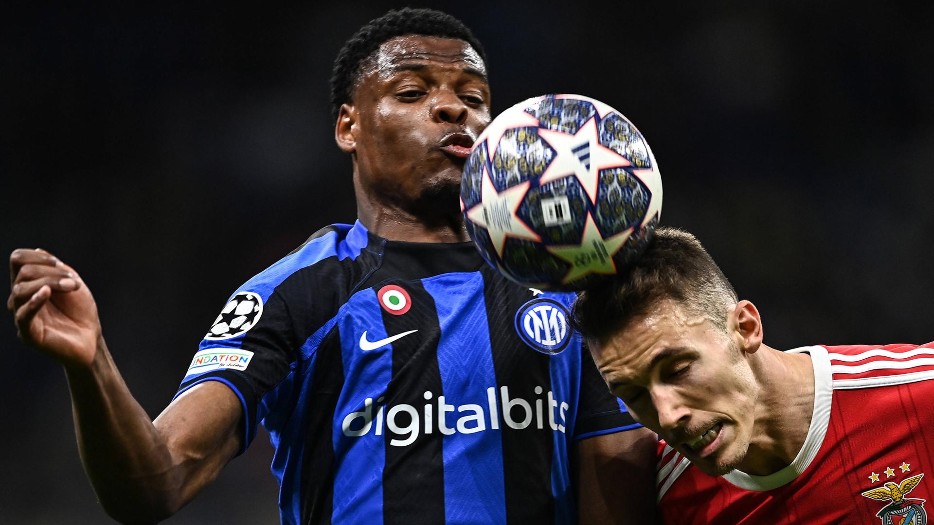 Denzel Dumfries gegen Alejandro Grimaldo.