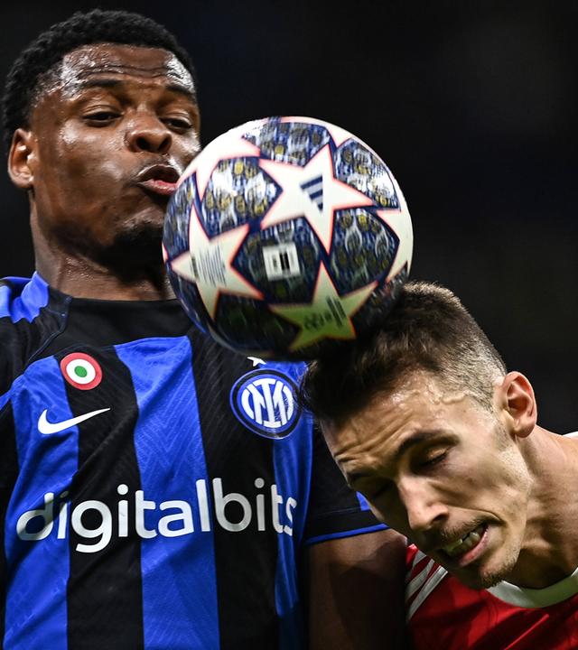 Denzel Dumfries gegen Alejandro Grimaldo.