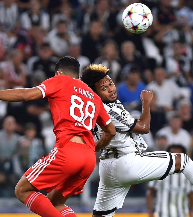 Weston McKennie von Juventus Turin im Kopfballduell mit Benficas Goncalo Ramos am 14.09.2022 in Turin.