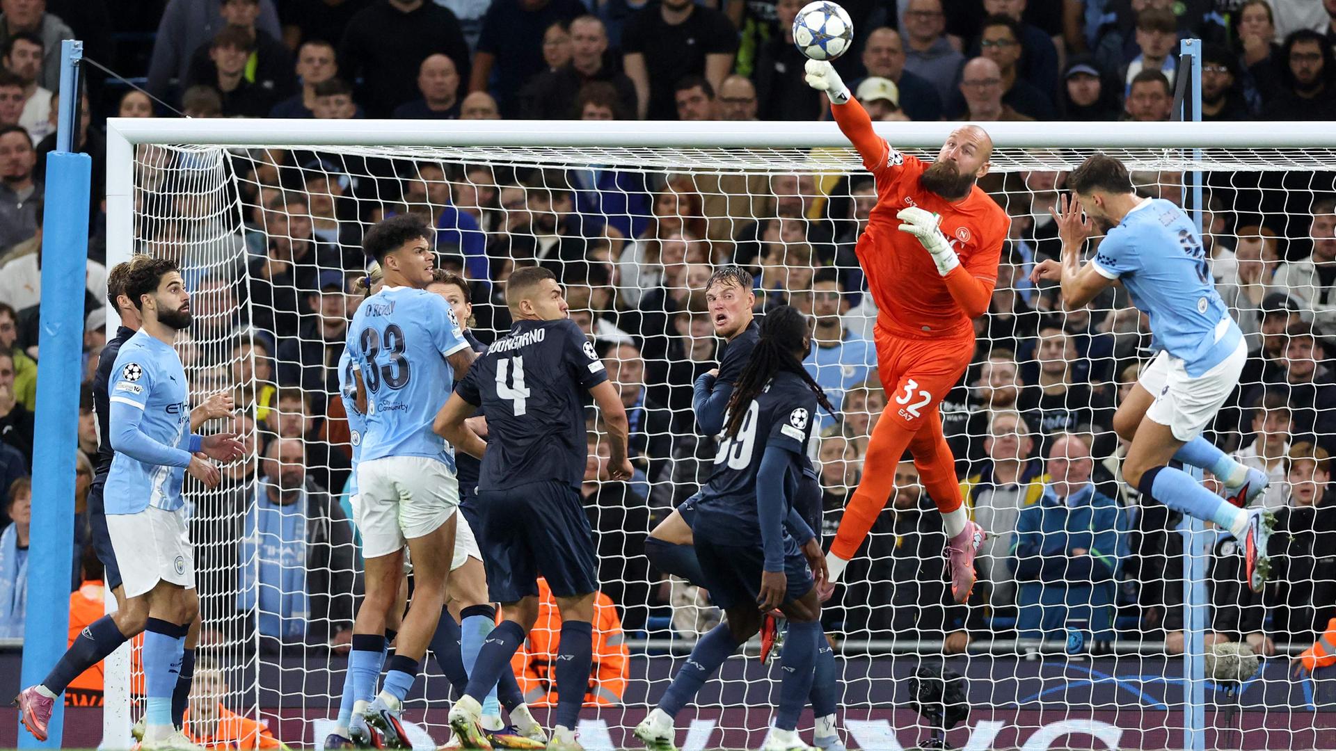 Napolis Torwart Vanja Milinković-Savić schlägt den Ball weg beim Spiel gegen Manchester City.