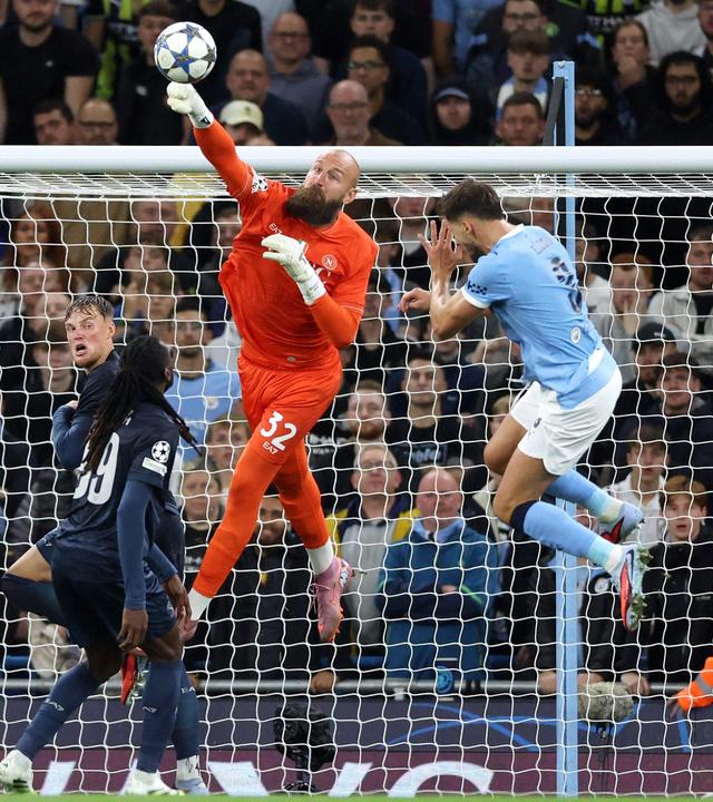 Napolis Torwart Vanja Milinković-Savić schlägt den Ball weg beim Spiel gegen Manchester City.