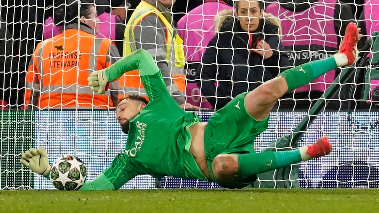 Paris Saint-Germains Torhüter Gianluigi Donnarumma pariert einen Elfmeter von Liverpools Curtis Jones.