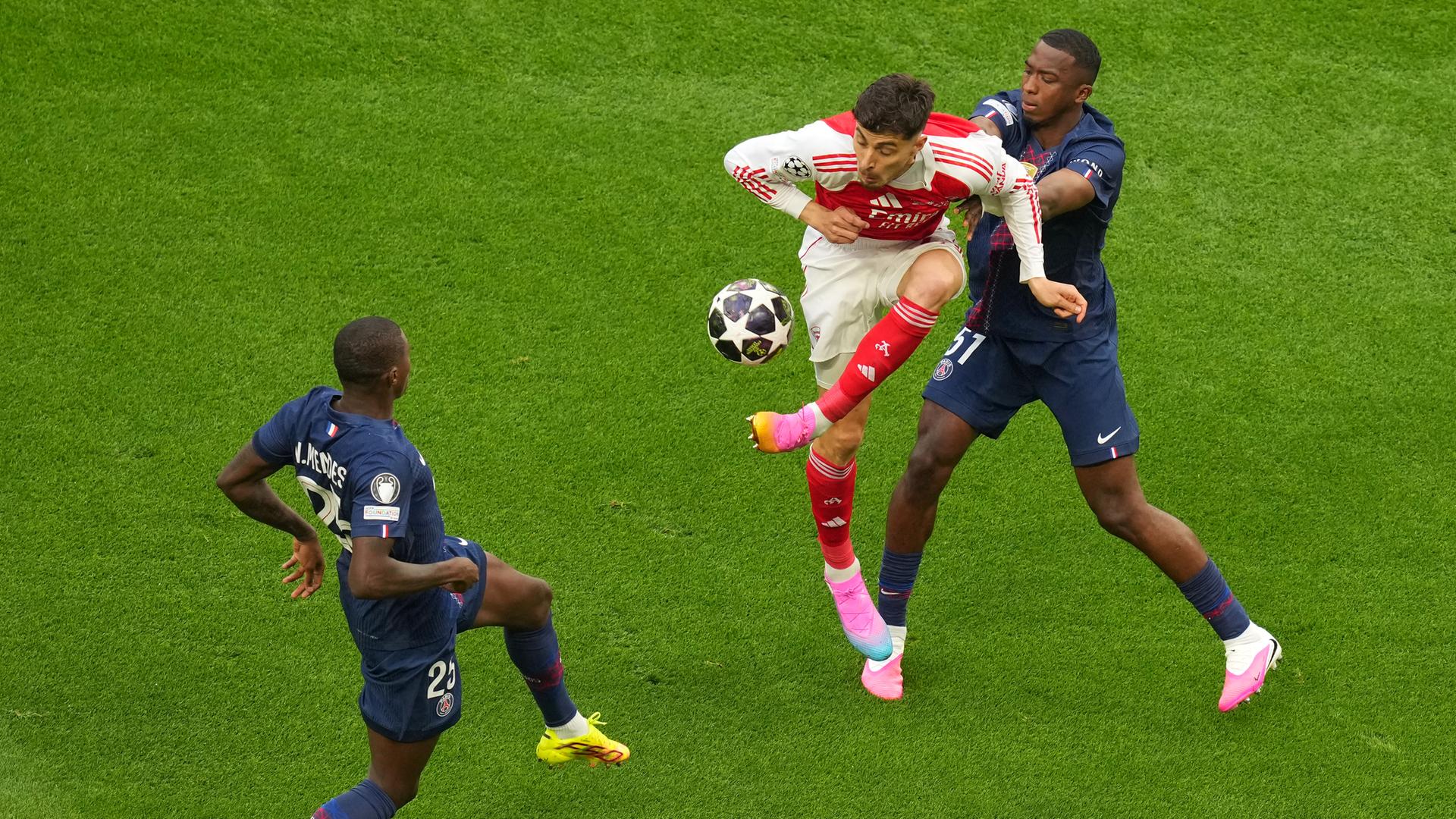 Willian Pacho (Paris Saint-Germain) und Kai Havertz (Arsenal) kämpfen. 