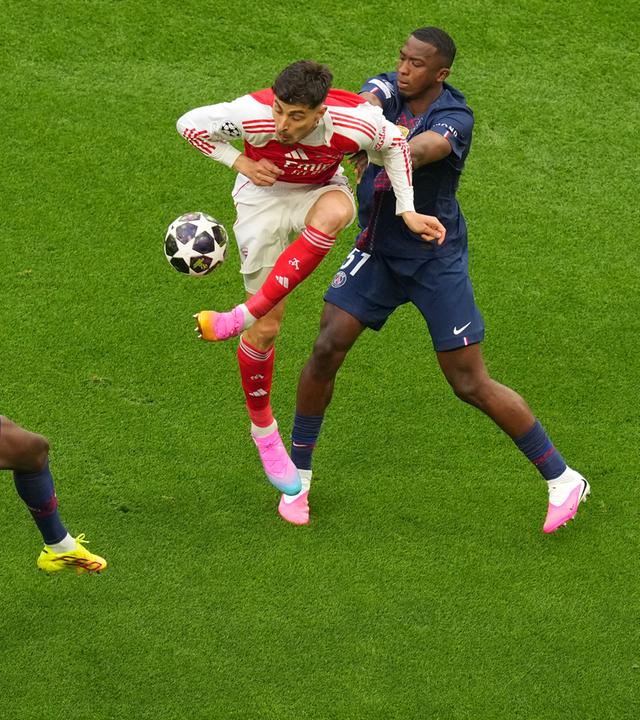Willian Pacho (Paris Saint-Germain) und Kai Havertz (Arsenal) kämpfen. 