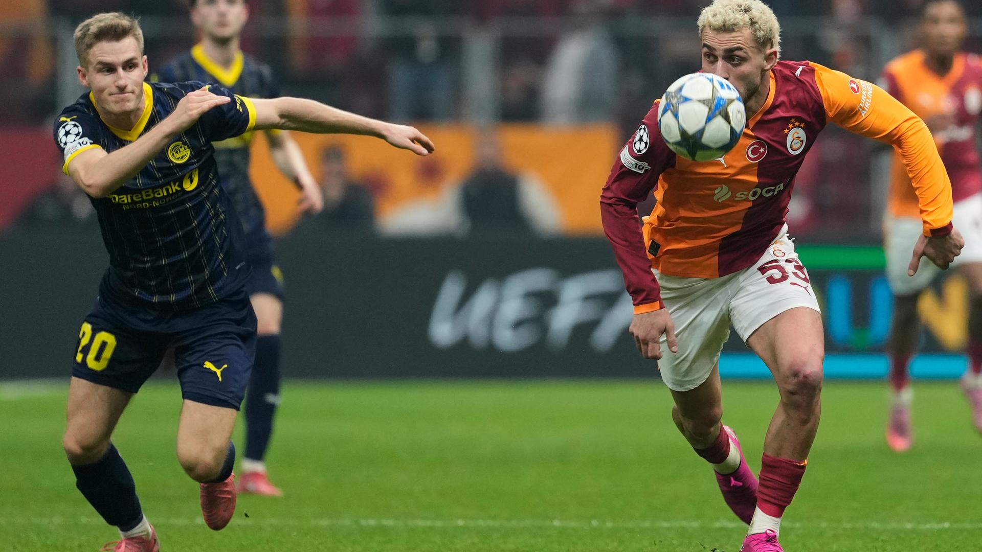 Barış Yılmaz (Galatasaray) im Duell mit Fredrik Sjåvold (Bodø/Glimt)