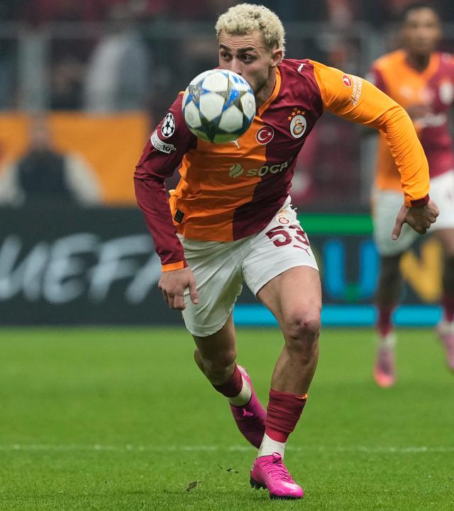 Barış Yılmaz (Galatasaray) im Duell mit Fredrik Sjåvold (Bodø/Glimt)