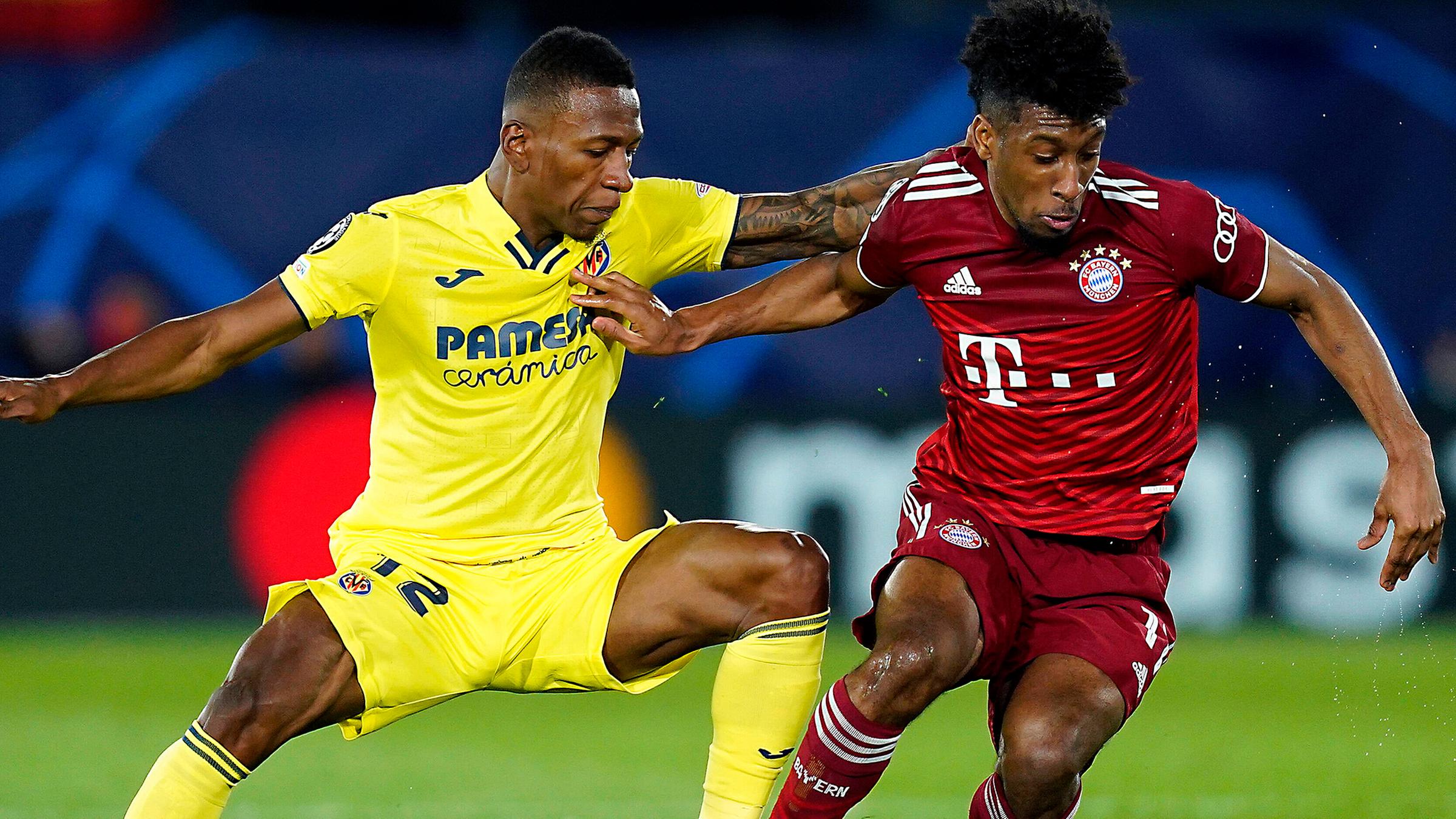 Villareals Pervis Estupinan (l.) im Zweikampf mit Münchens Kingsley Coman (r.).