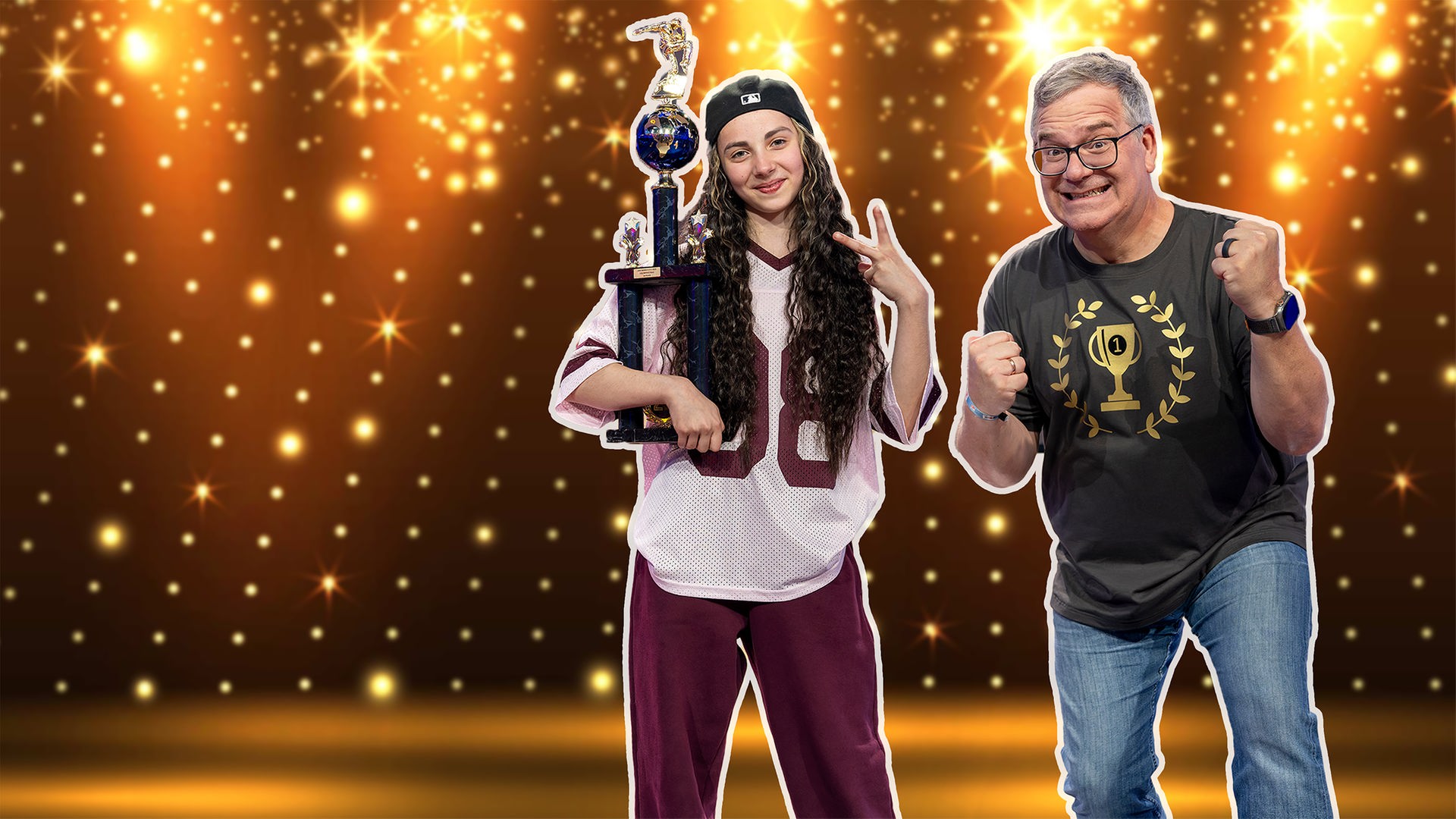 Aurelia de Maio präsentiert einen hohen Pokal und blickt selbstbewusst in die Kamera. Elton posiert daneben jubelnd vor einer funkelnden Kulisse.